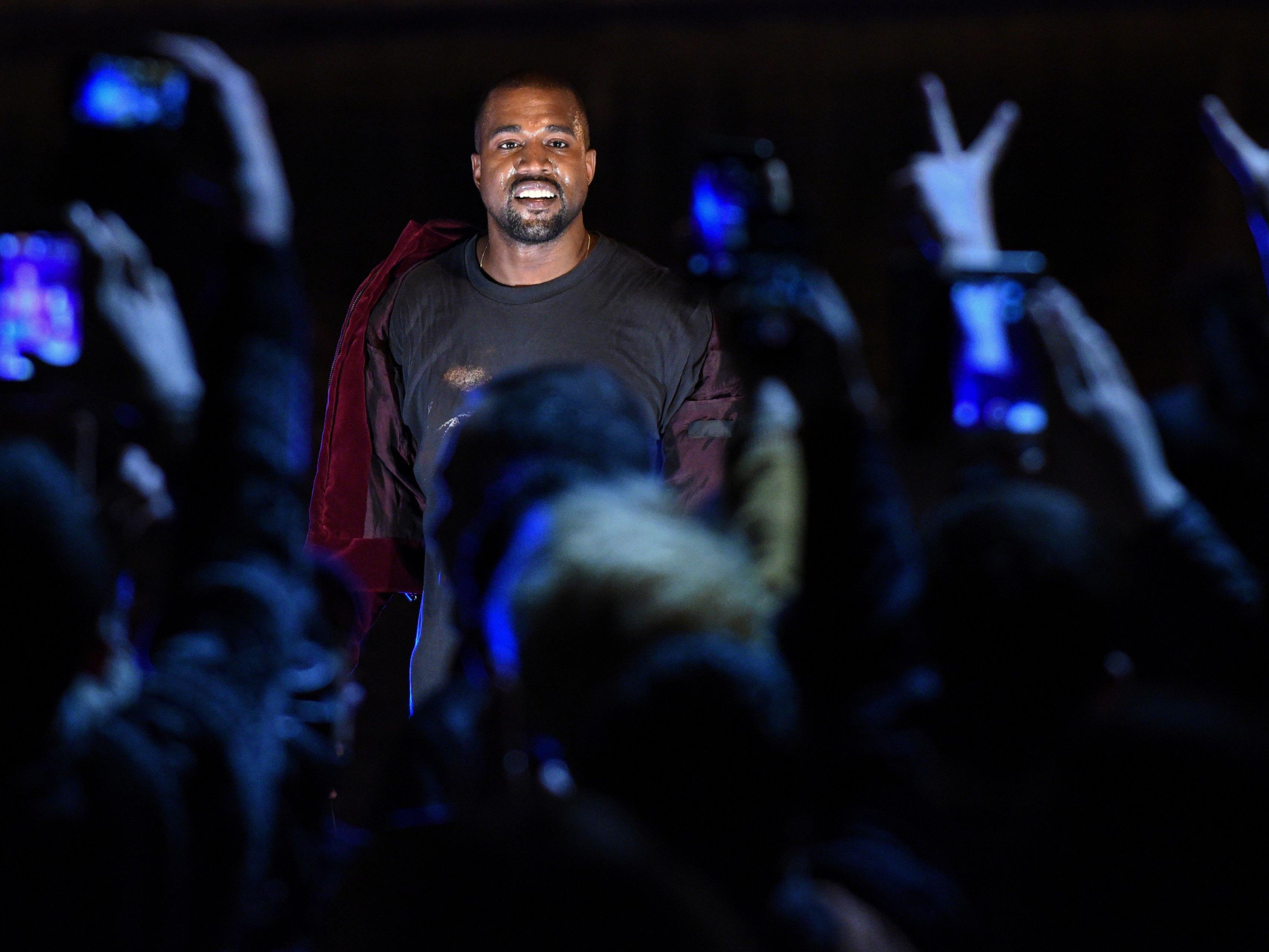 Als erster Künstler erreicht Kanye West mit Streaming-Album Platz eins der US-Charts.
