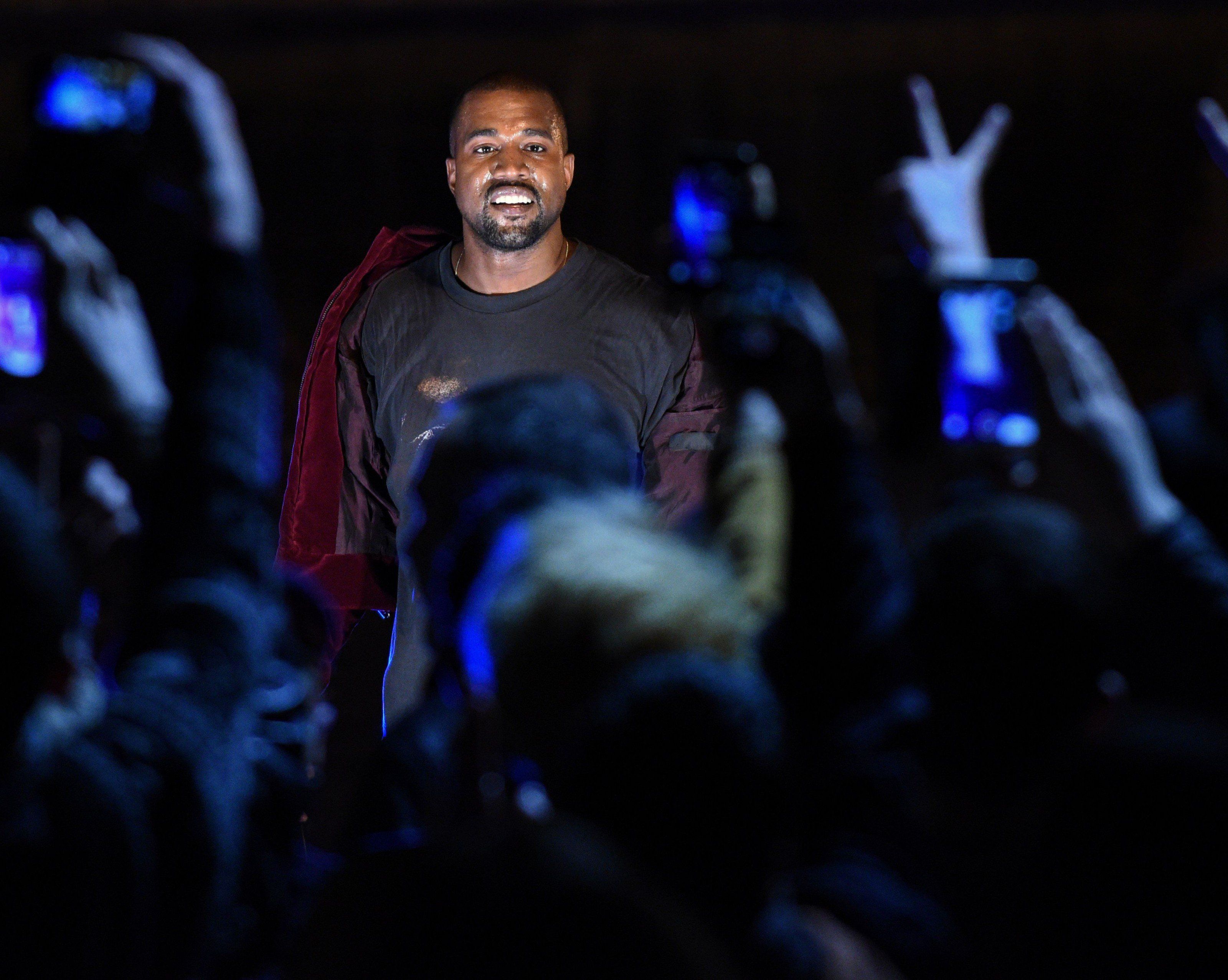 Als erster Künstler erreicht Kanye West mit Streaming-Album Platz eins der US-Charts. Als erster Künstler erreicht Kanye West mit Streaming-Album Platz eins der US-Charts.