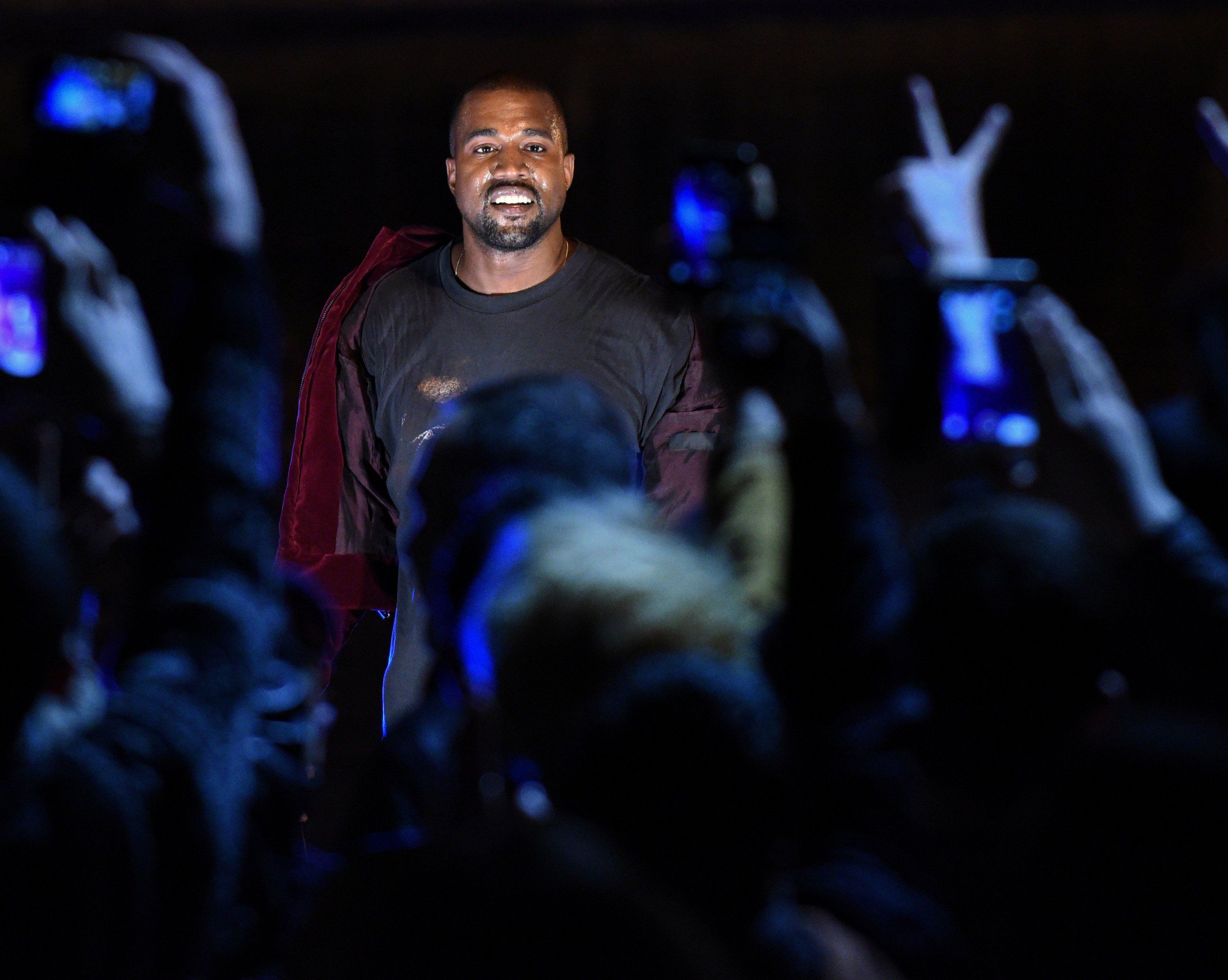 Als erster Künstler erreicht Kanye West mit Streaming-Album Platz eins der US-Charts.