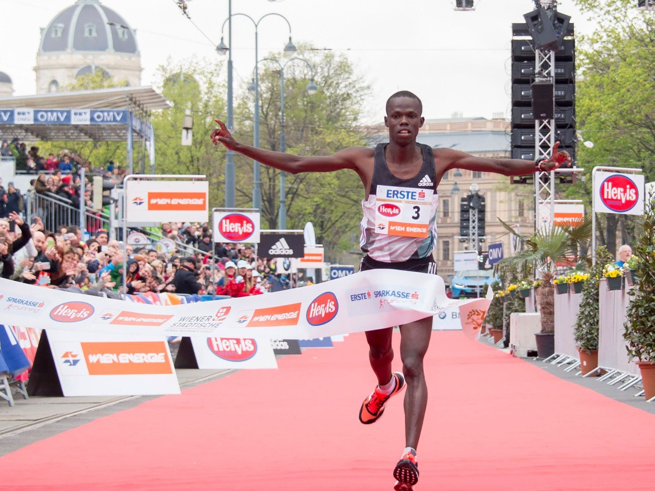 Robert Chemosin gewinnt den Vienna CIty Marathon in inoffiziellen 2:09:48 Stunden.