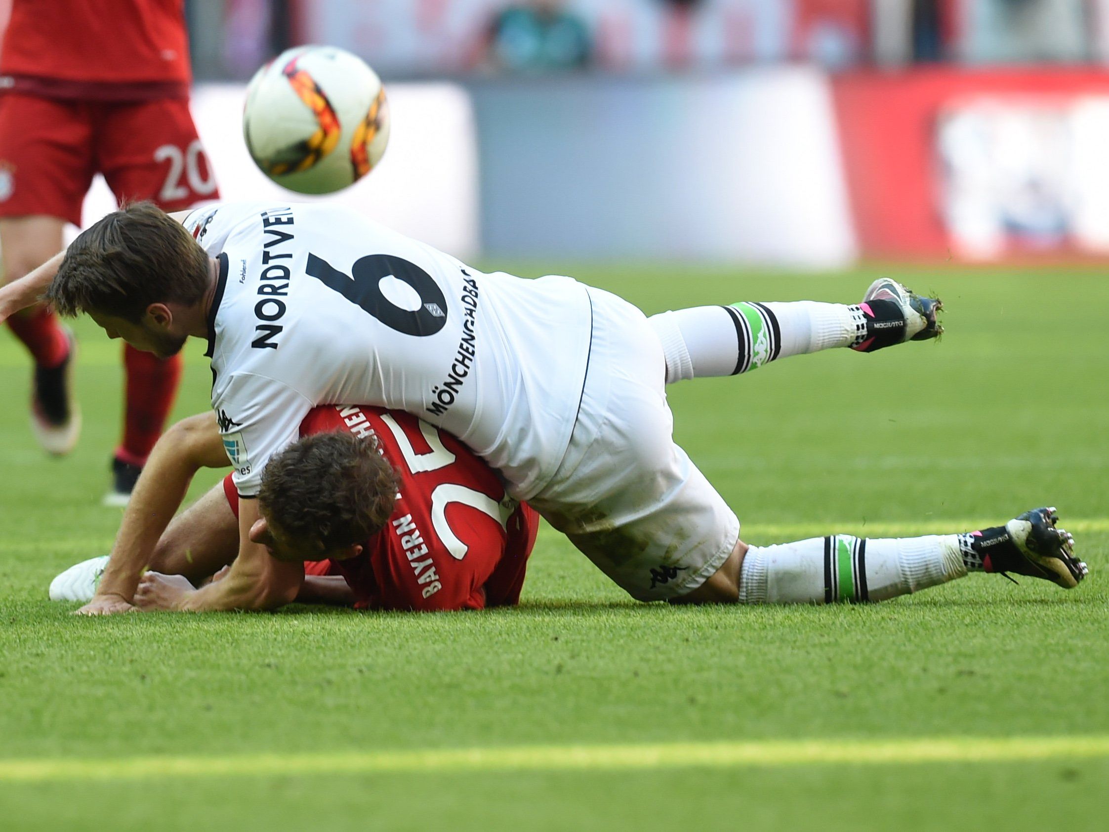 Bayern verpassen vorzeitigen Titelgewinn. Bayern verpassen vorzeitigen Titelgewinn.