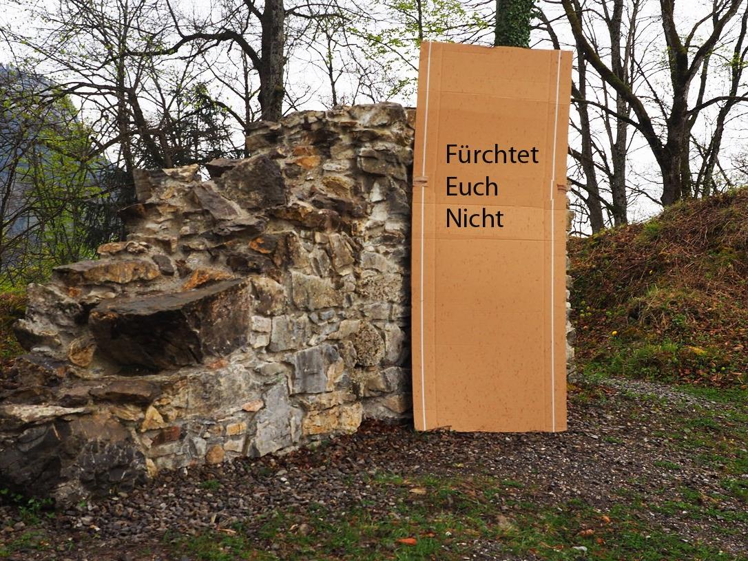 Am 22. April wird die Skulpturen Installation von Arno Egger auf der Burgruine Alt-Ems eröffnet
