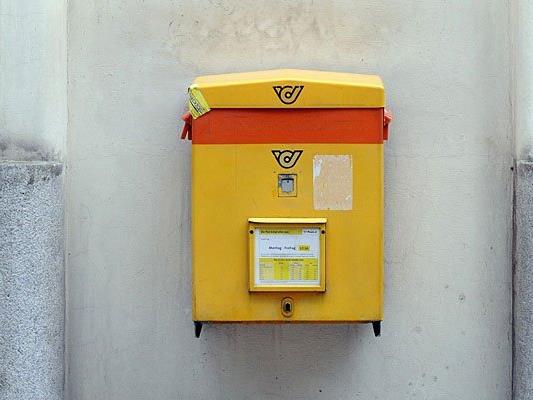 Ein Briefkasten an einem Bahnhof im Burgenland geriet offenbar in Vergessenheit
