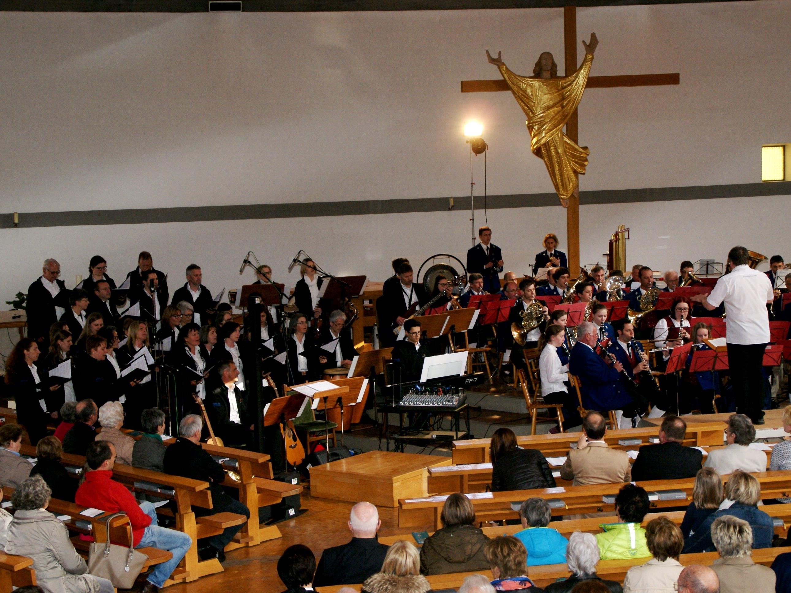 Eine geistreiche Musikreise machte das Publikum in der St. Konrad Kirche