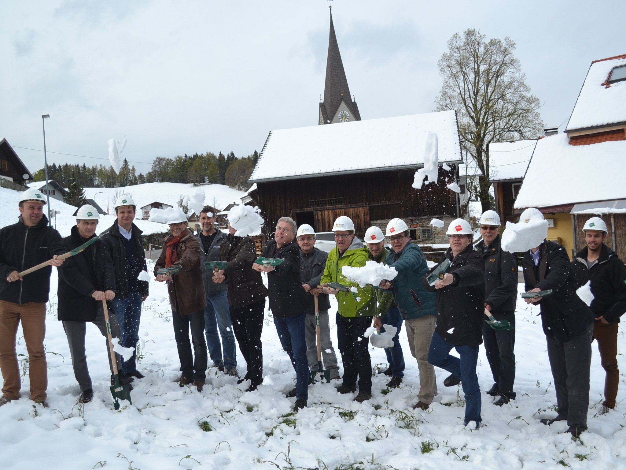 Im winterlichen Gurtis flog beim Spatenstich Schnee statt Erde durch die Lüfte. Im winterlichen Gurtis flog beim Spatenstich Schnee statt Erde durch die Lüfte.