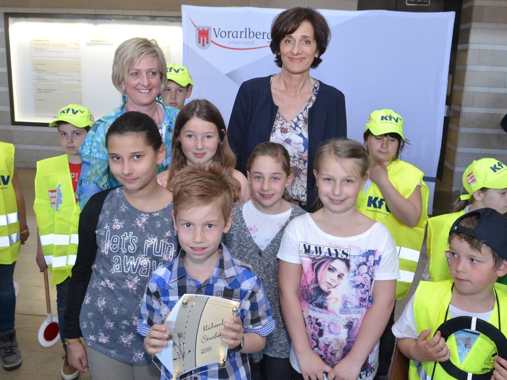 Initiatorin Anja-Susann Dietze mit den Bludescher Kindern bei LR Bernadette Mennel Initiatorin Anja-Susann Dietze mit den Bludescher Kindern bei LR Bernadette Mennel