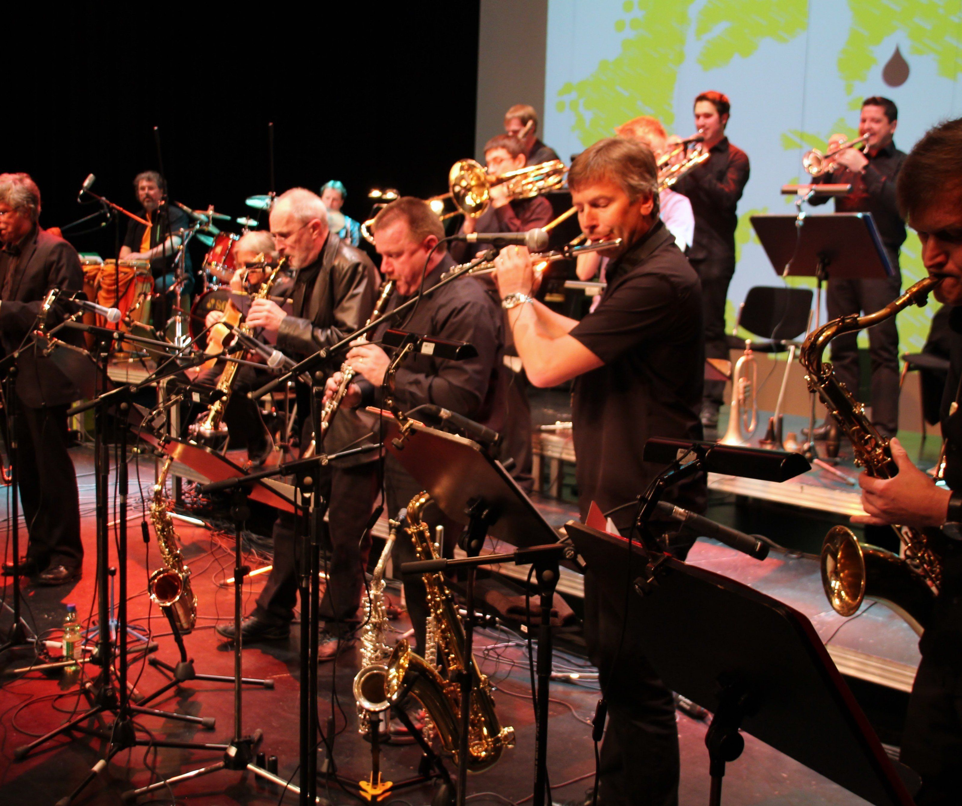 Am Sonntag, dem 24. April swingt die Big Band durch den Saal in DorfMitte Am Sonntag, dem 24. April swingt die Big Band durch den Saal in DorfMitte