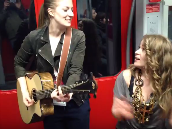 Diese spontane Session in der Frankfurter S-Bahn geht viral. Diese spontane Session in der Frankfurter S-Bahn geht viral.