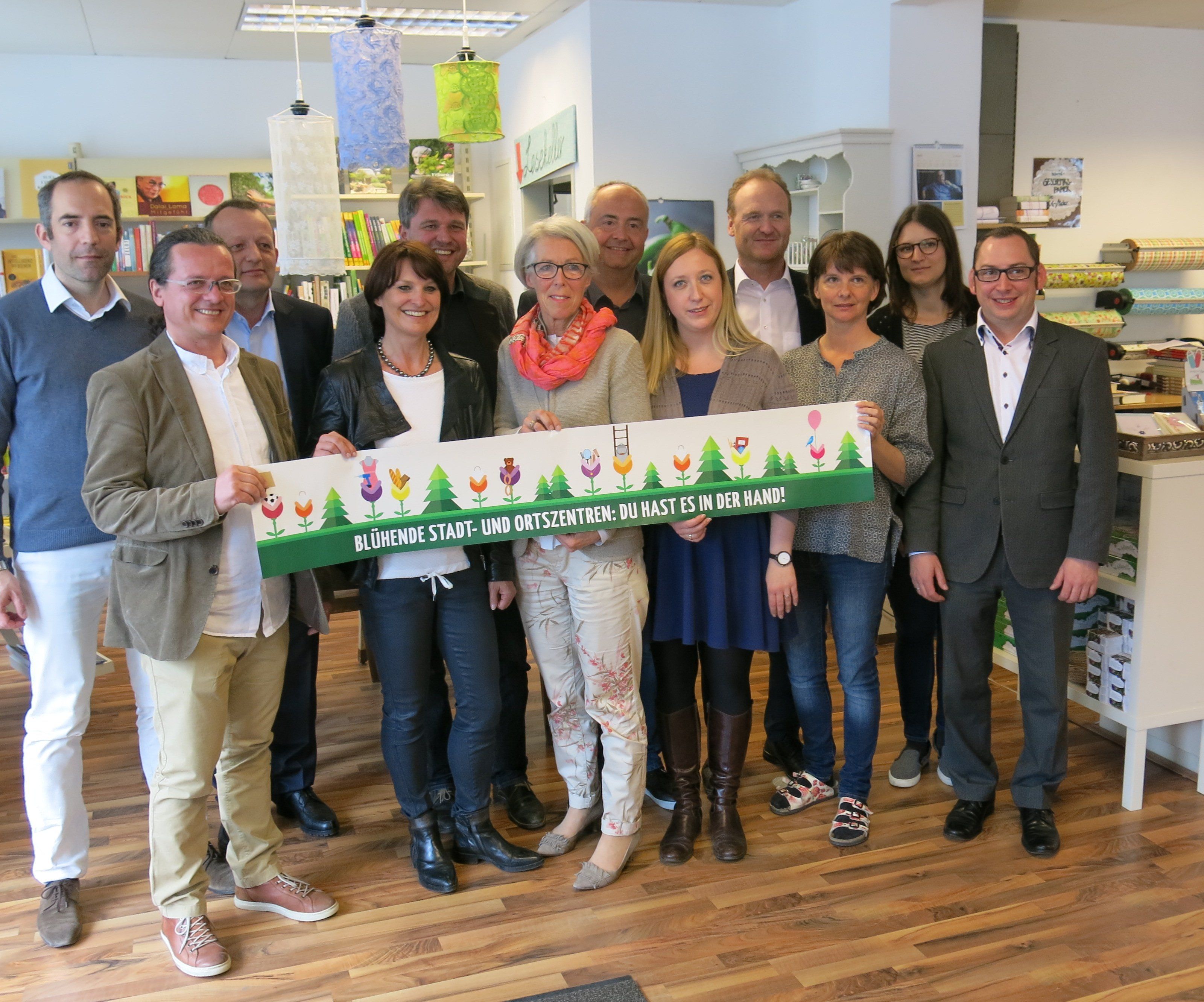 Die Vertreter der Plattform "Blühende Stadt- und Ortszentren" luden in die Buchhandlung Bücherwurm. Die Vertreter der Plattform "Blühende Stadt- und Ortszentren" luden in die Buchhandlung Bücherwurm.