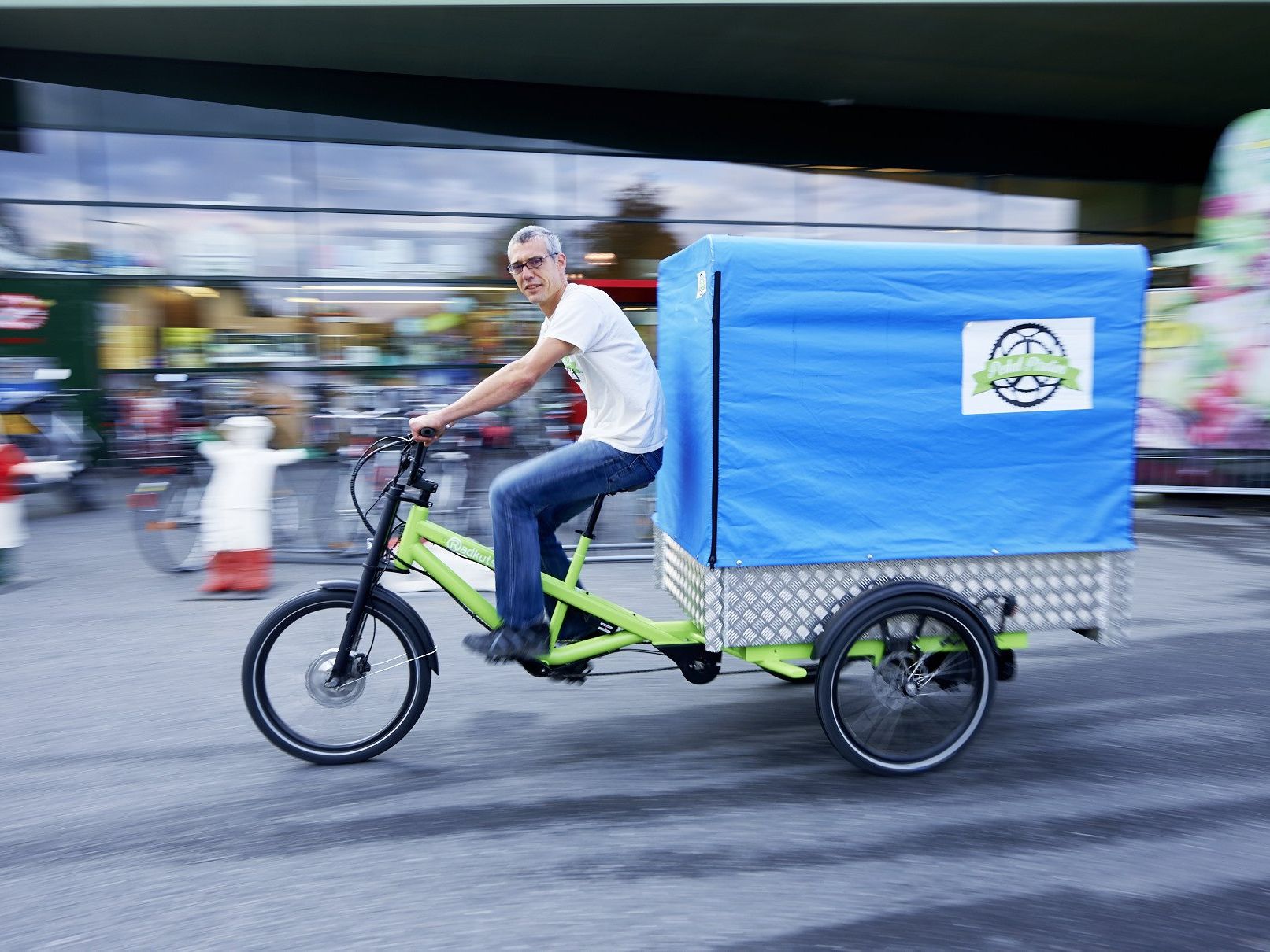 „Von kleinen Paketen angefangen, kann ich bis 250 Kilogramm eigentlich alles per Fahrrad ausliefern“, erklärt Pedalpirat Ralph Hollenstein. „Von kleinen Paketen angefangen, kann ich bis 250 Kilogramm eigentlich alles per Fahrrad ausliefern“, erklärt Pedalpirat Ralph Hollenstein.
