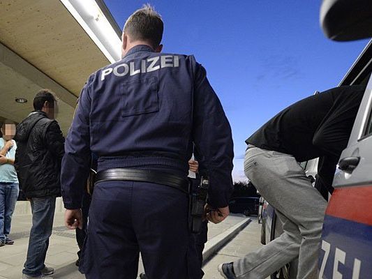 Ein Schlepper, der nach Wien unterwegs war, wurde gestoppt Ein Schlepper, der nach Wien unterwegs war, wurde gestoppt