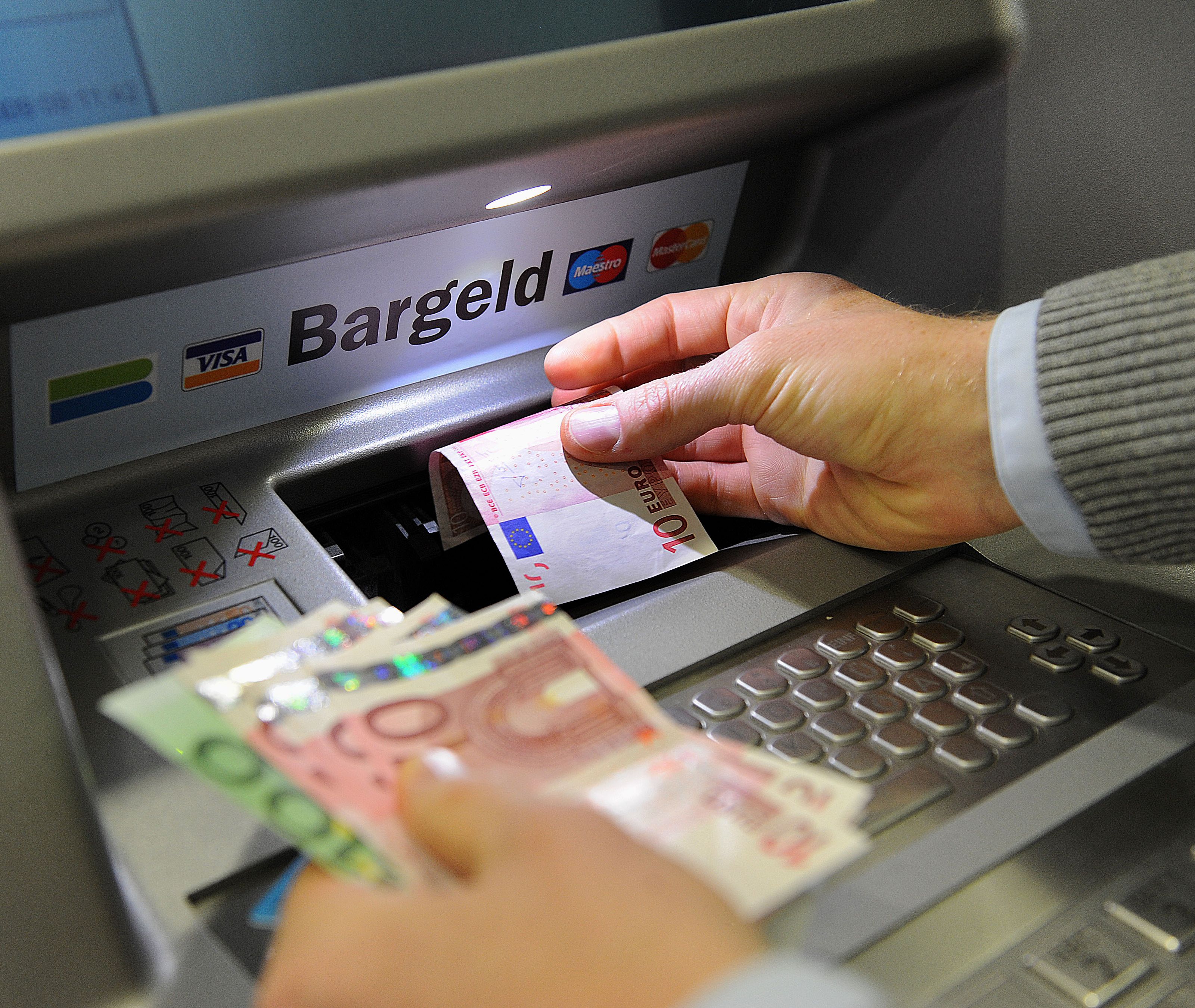 Bislang ist es (fast) bei jeder Bank in Österreich möglich, an Bargeld zu kommen, ohne dafür extra zahlen zu müssen. Bislang ist es (fast) bei jeder Bank in Österreich möglich, an Bargeld zu kommen, ohne dafür extra zahlen zu müssen.