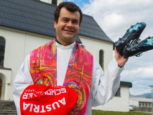 Messgewand und Fußballschuhe? Für Pfarrer Cristian Anghel absolut kein Widerspruch. Messgewand und Fußballschuhe? Für Pfarrer Cristian Anghel absolut kein Widerspruch.