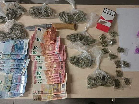 Drogen und BArgeld wurden sichergestellt Drogen und BArgeld wurden sichergestellt