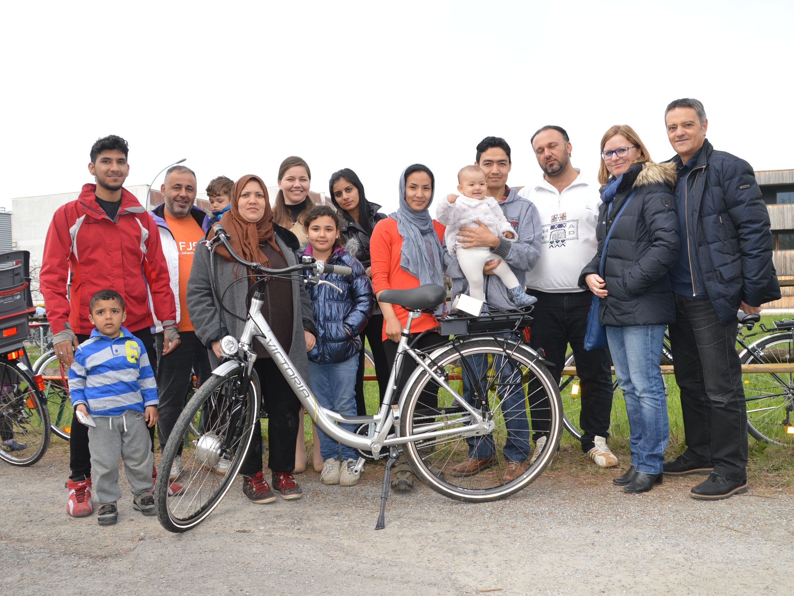 E-Bike Übergabe an die Fraxner Flüchtlingsfamilien. E-Bike Übergabe an die Fraxner Flüchtlingsfamilien.