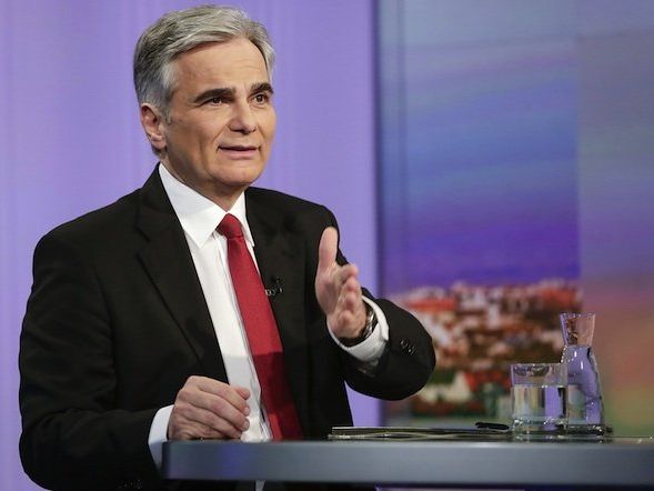 Faymann erklärte, die Partei sei "fürs Arbeiten gewählt worden, nicht fürs Streiten". Faymann erklärte, die Partei sei "fürs Arbeiten gewählt worden, nicht fürs Streiten".