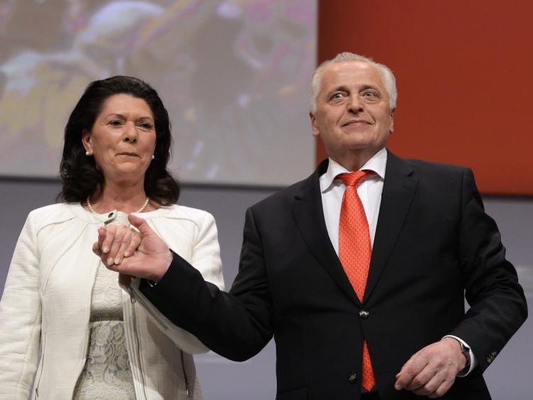 Rudolf Hundstorfer mit Ehefrau Karin Risser während des Wahlkampfabschlusses. Rudolf Hundstorfer mit Ehefrau Karin Risser während des Wahlkampfabschlusses.