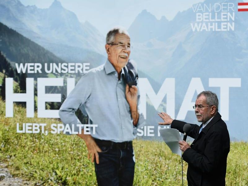 Kandidat Alexander Van der Bellen vor seinen neuen Plakaten.