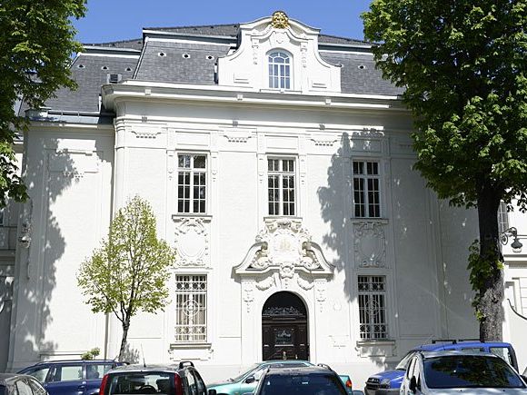 Hausdurchsuchung in Firtaschs Anwesen in Wien-Hietzing Hausdurchsuchung in Firtaschs Anwesen in Wien-Hietzing