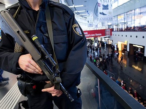 Die Angst der Österreicher vor Terror und Kriminalität steigt. Die Angst der Österreicher vor Terror und Kriminalität steigt.