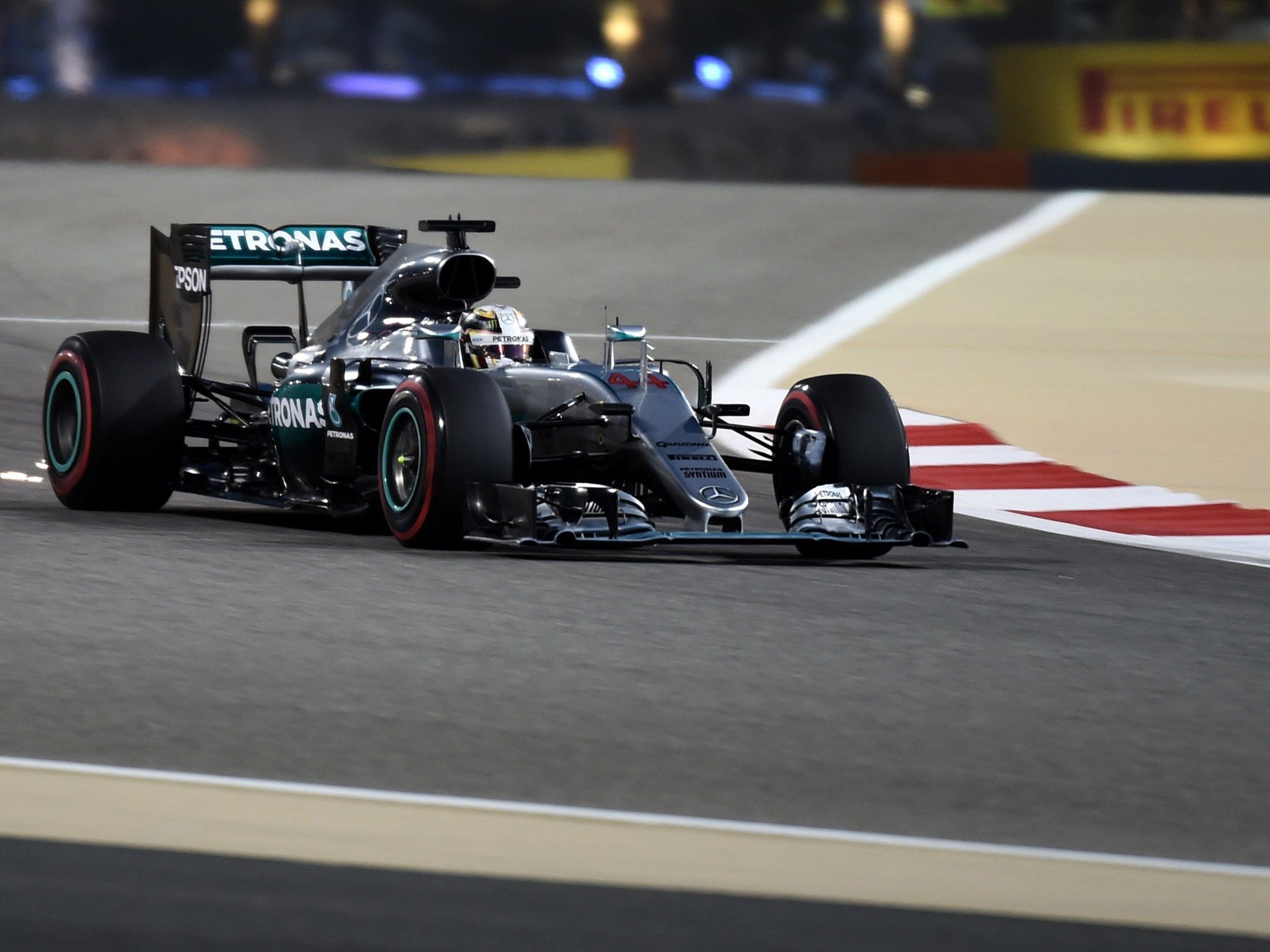 Lewis Hamilton könnte in Bahrain zum dritten Mal in Folge gewinnen - als erster überhaupt. Lewis Hamilton könnte in Bahrain zum dritten Mal in Folge gewinnen - als erster überhaupt.