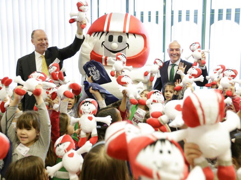 Mädchen jeden Alters machten beim Girls' Day mit. Hier mit Verkehrsminister Gerald Klug (SPÖ) (r.).