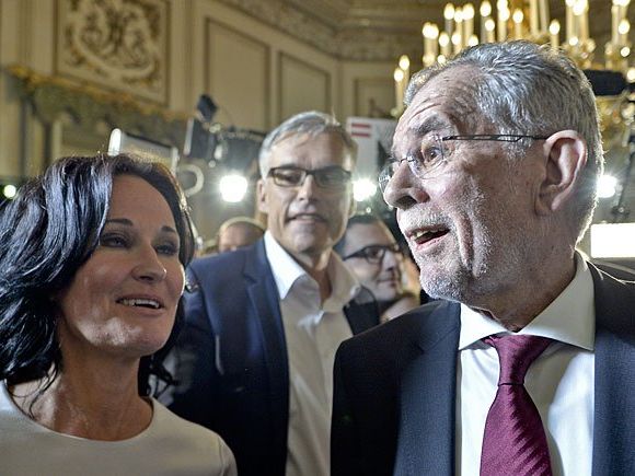 Grünen-Chefin Eva Glawischnig und Präsidentschaftskandidat Alexander Van der Bellen bei der Wahlfeier Grünen-Chefin Eva Glawischnig und Präsidentschaftskandidat Alexander Van der Bellen bei der Wahlfeier