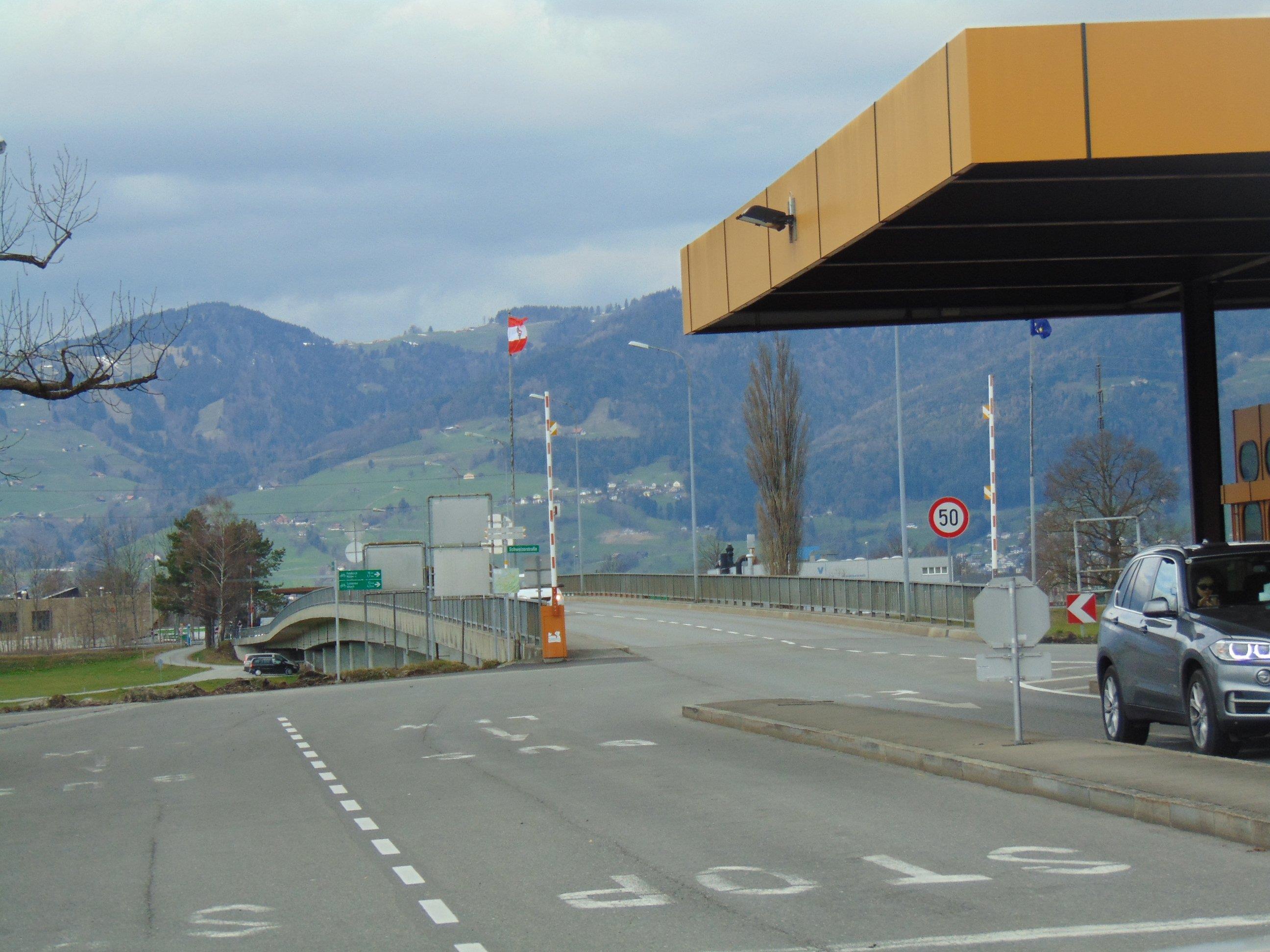 Die neue Österreich-Flagge weht nun über der Rheinbrücke zwischen Mäder und Kriessern.