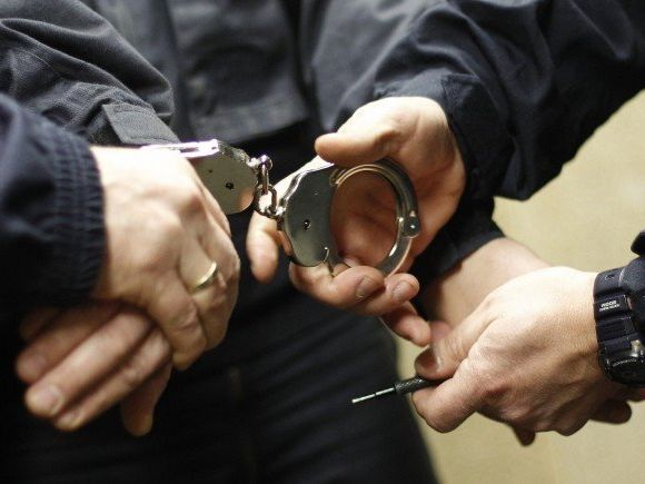 Der Polizist konnte einen der Täter festnehmen. Der Polizist konnte einen der Täter festnehmen.