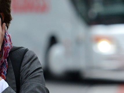 Verkehrspsychologe Bartl hält ein Handy-Verbot für Fußgänger denkbar Verkehrspsychologe Bartl hält ein Handy-Verbot für Fußgänger denkbar