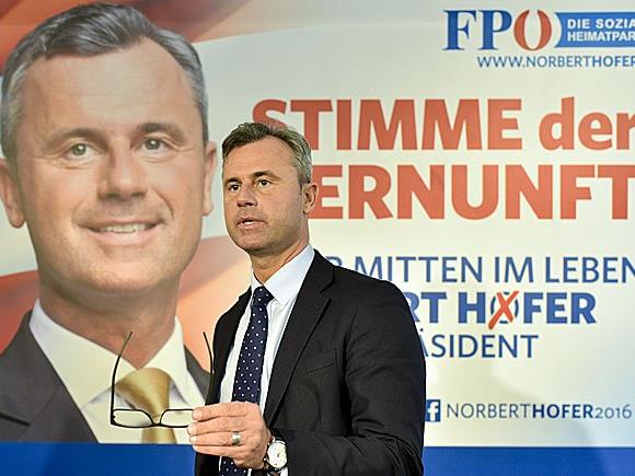 FPÖ-Präsidentschaftskandidat Norbert Hofer vor seinem neuen Plakat