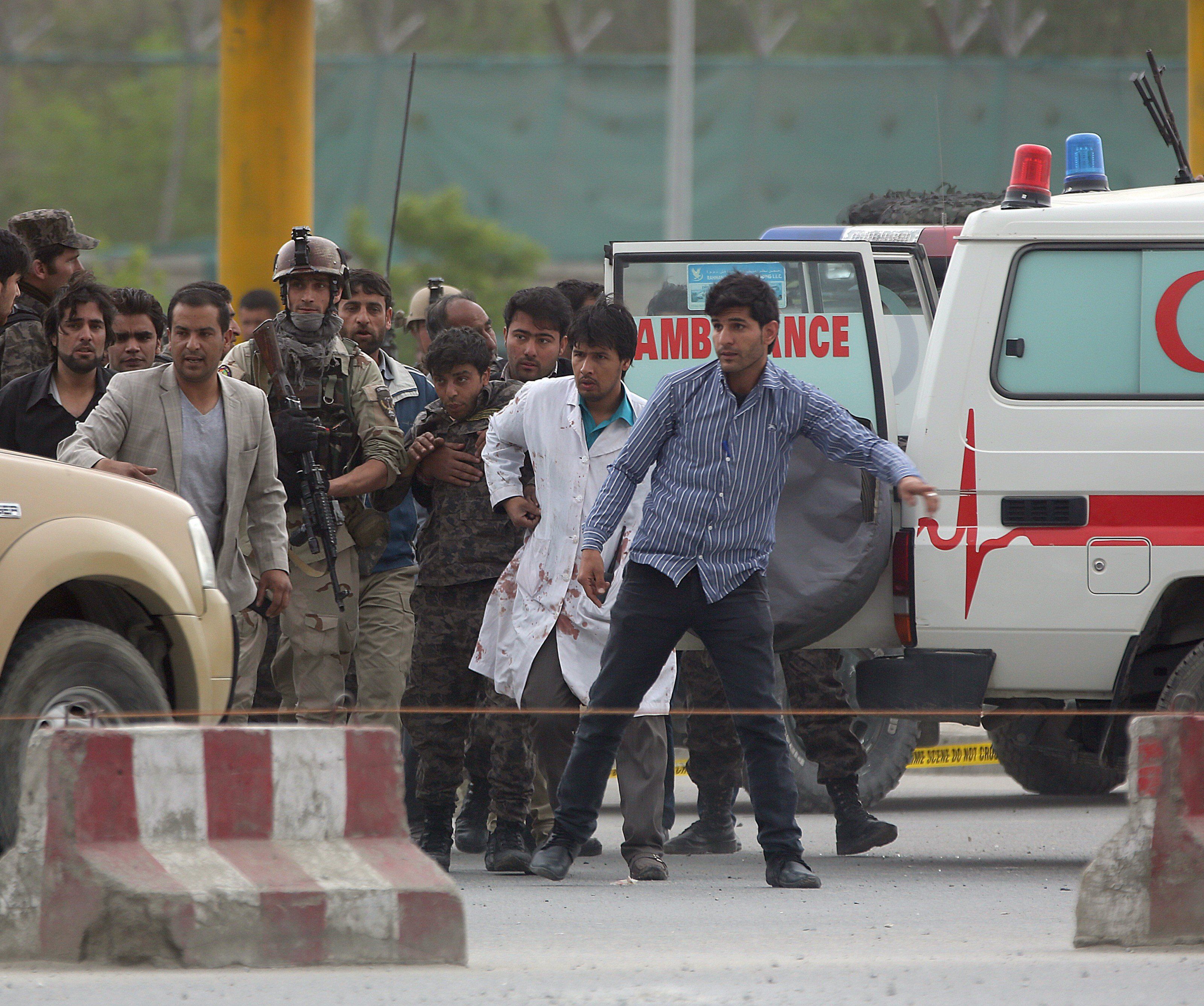 Nach einer schweren Bombenexplosion in der afghanischen Hauptstadt Kabul steigt die Zahl der Verletzten dramatisch. Nach einer schweren Bombenexplosion in der afghanischen Hauptstadt Kabul steigt die Zahl der Verletzten dramatisch.