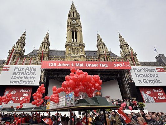 Die Schlusskundgebung nach dem SPÖ-Maiaufmarsch findet auch heuer wieder am Rathausplatz statt Die Schlusskundgebung nach dem SPÖ-Maiaufmarsch findet auch heuer wieder am Rathausplatz statt