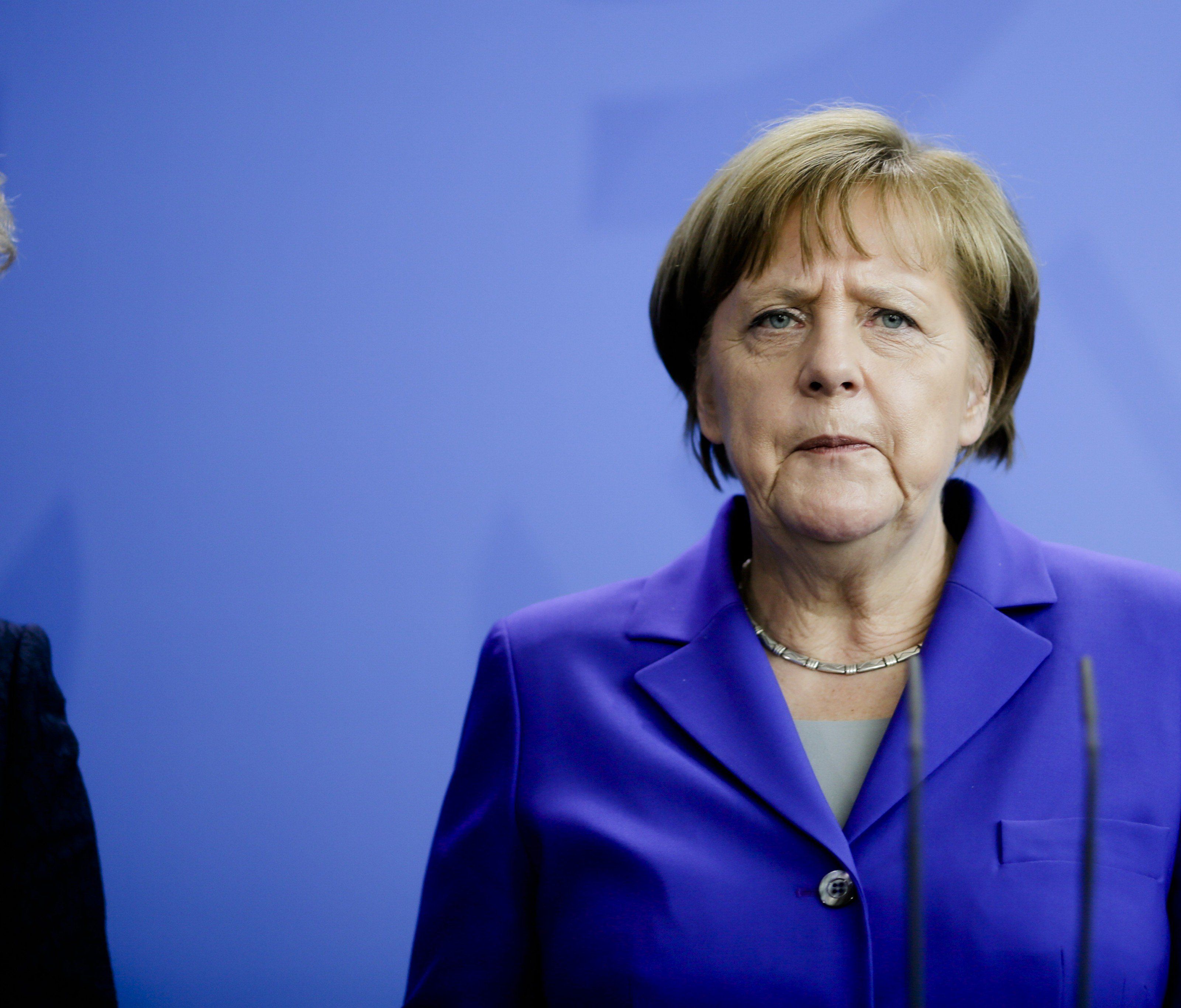 Merkel übt Selbstkritik im Umgang mit der Böhmermann-Affäre. Merkel übt Selbstkritik im Umgang mit der Böhmermann-Affäre.