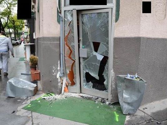 Die Eingangstüre des Lokals nach dem Unfall. Die Eingangstüre des Lokals nach dem Unfall.
