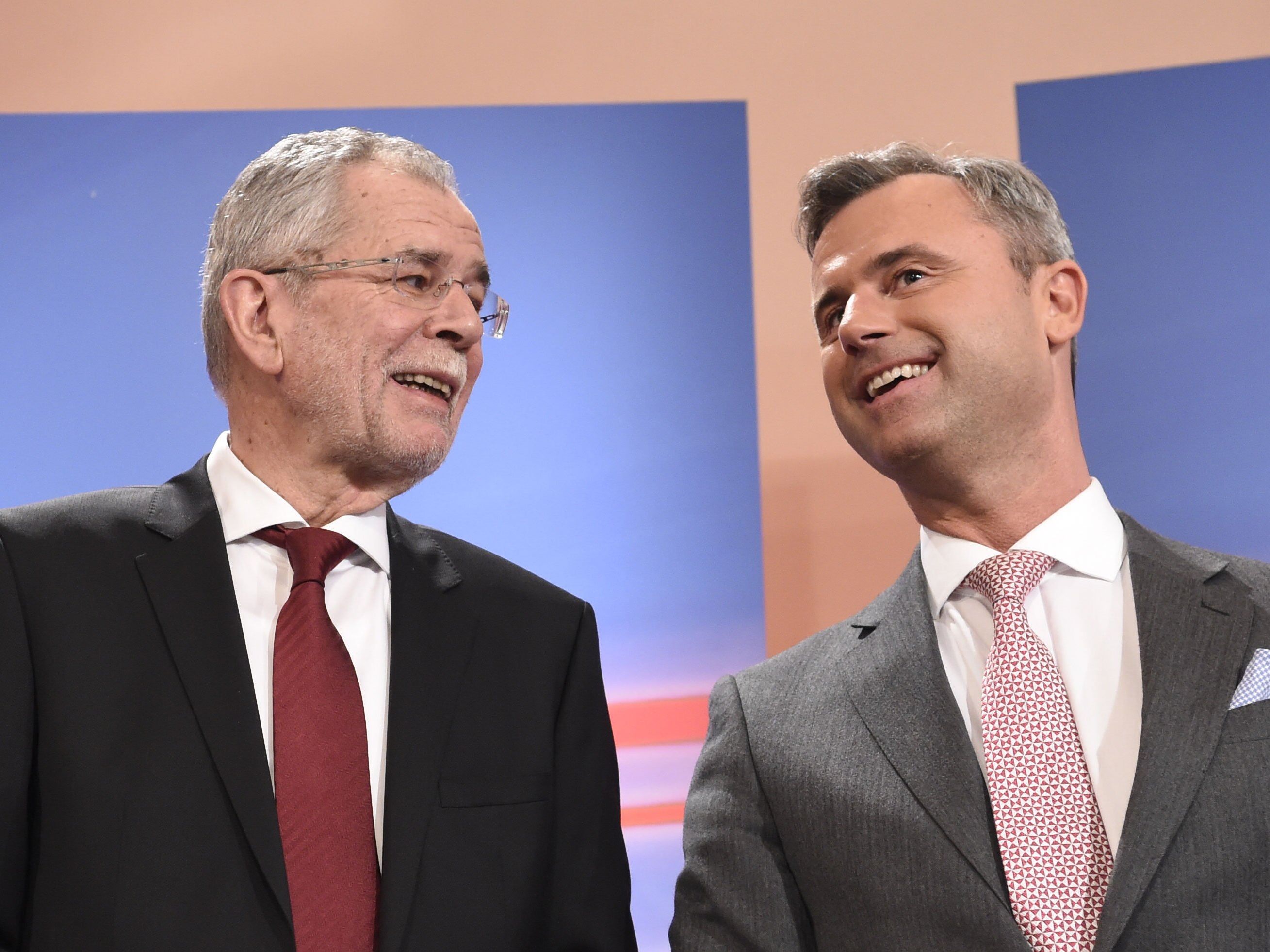 Die Chancen von Van der Bellen und Hofer sollen laut Buchmachern noch ausgeglichen sein. Die Chancen von Van der Bellen und Hofer sollen laut Buchmachern noch ausgeglichen sein.