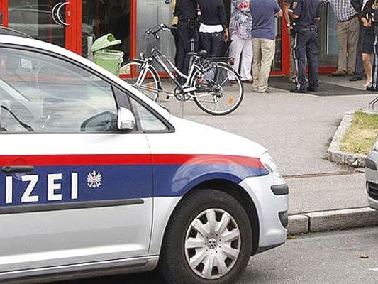 Der Täter konnte mit seiner Beute flüchten. Der Täter konnte mit seiner Beute flüchten.