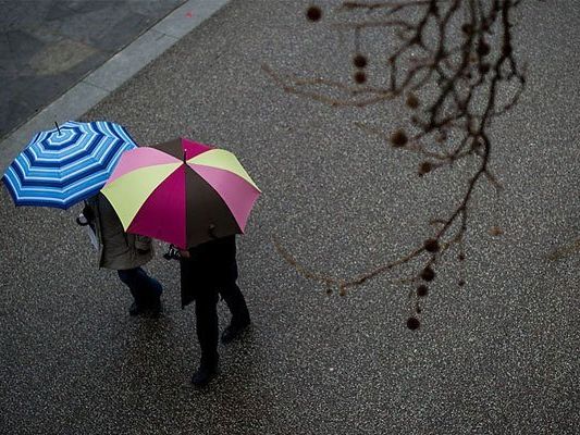Beim Gang zum Wahllokal sollten Sie den Schirm nicht vergessen. Beim Gang zum Wahllokal sollten Sie den Schirm nicht vergessen.