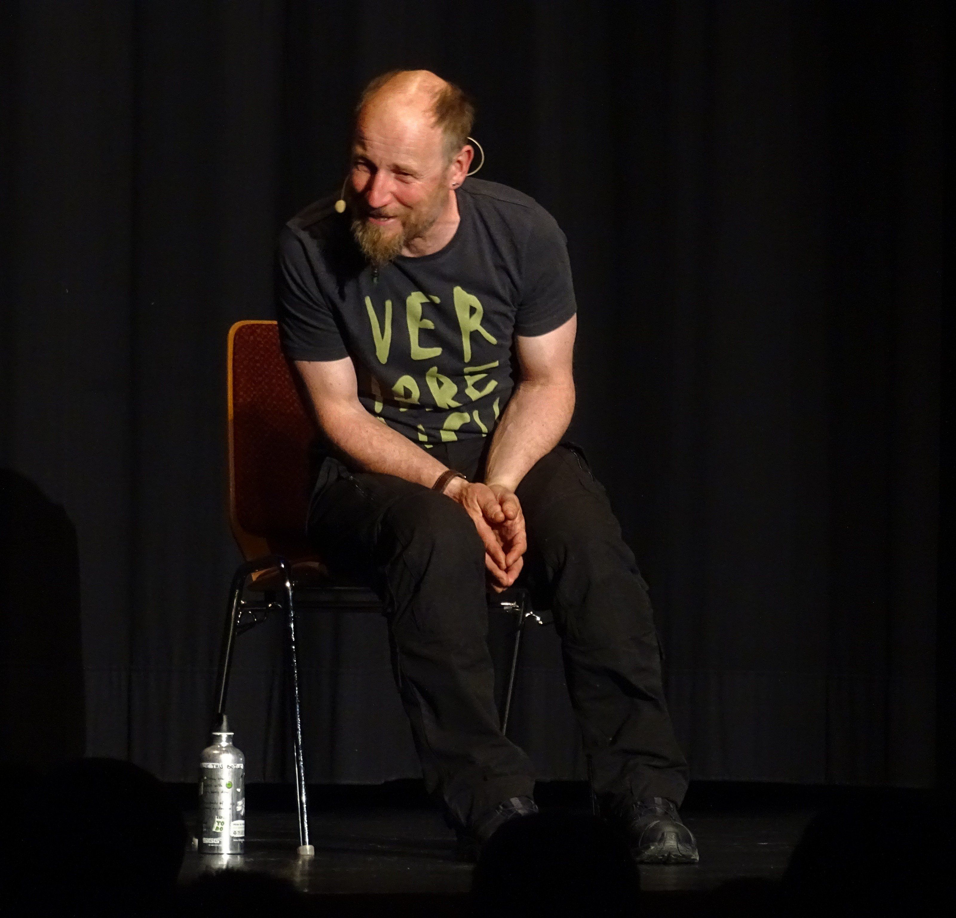 Roland Düringer stellt sich in seinem neuesten Programm „Weltfremd“ den komplexen Fragestellungen der modernen Welt. Roland Düringer stellt sich in seinem neuesten Programm „Weltfremd“ den komplexen Fragestellungen der modernen Welt.