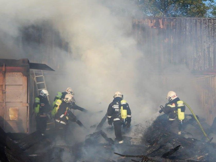 Die Feuerwehr im Einsatz am Simmeringer Containerareal. Die Feuerwehr im Einsatz am Simmeringer Containerareal.