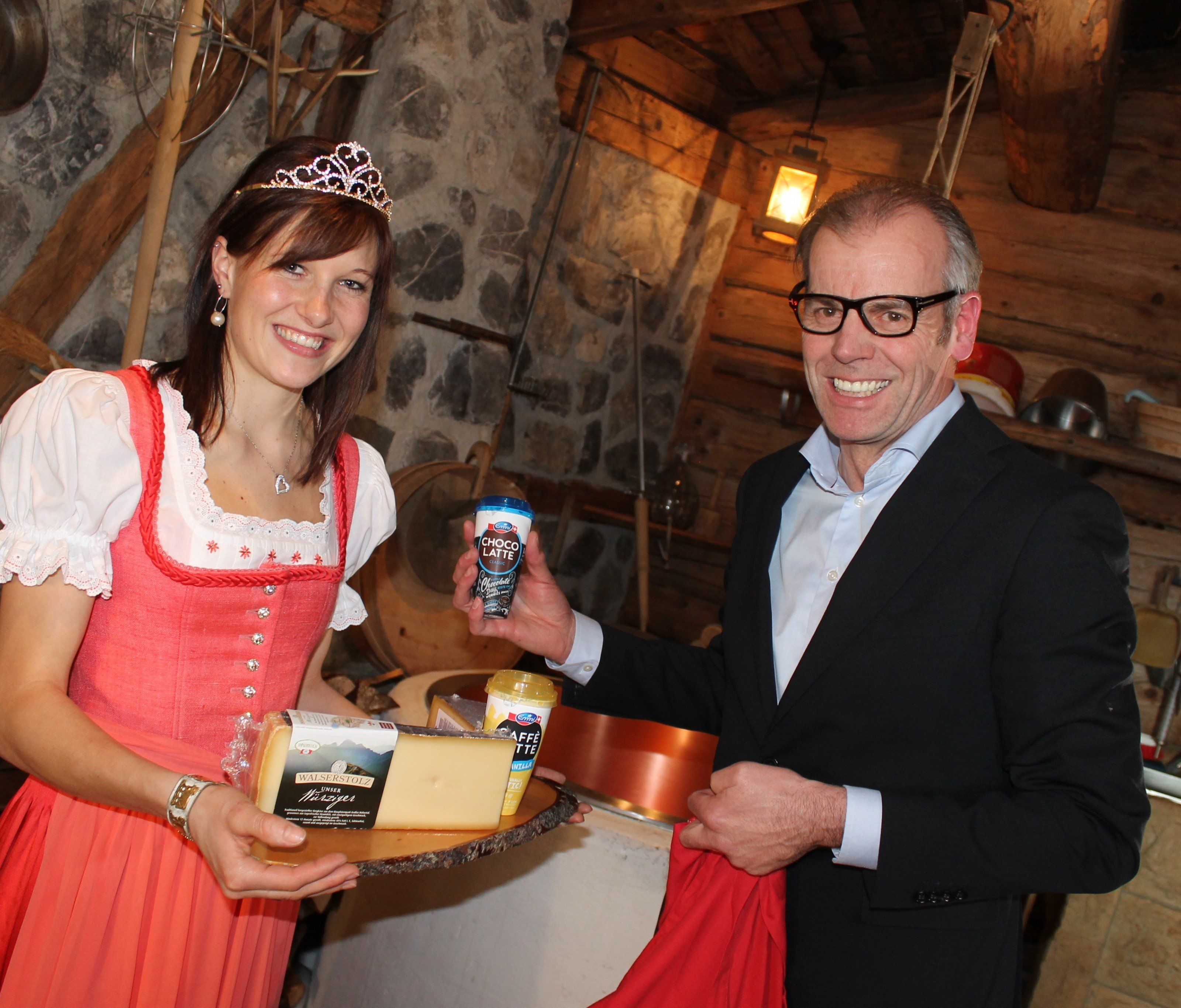 Die Vorarlberger Käsekönigin Rosa Kohler mit Emmi Österreich Chef Gerhard Frei nach der gelungenen Aufzeichnung der Ländle-Talk-Serie im Biosphärenpark.haus im Großen Walsertal Die Vorarlberger Käsekönigin Rosa Kohler mit Emmi Österreich Chef Gerhard Frei nach der gelungenen Aufzeichnung der Ländle-Talk-Serie im Biosphärenpark.haus im Großen Walsertal