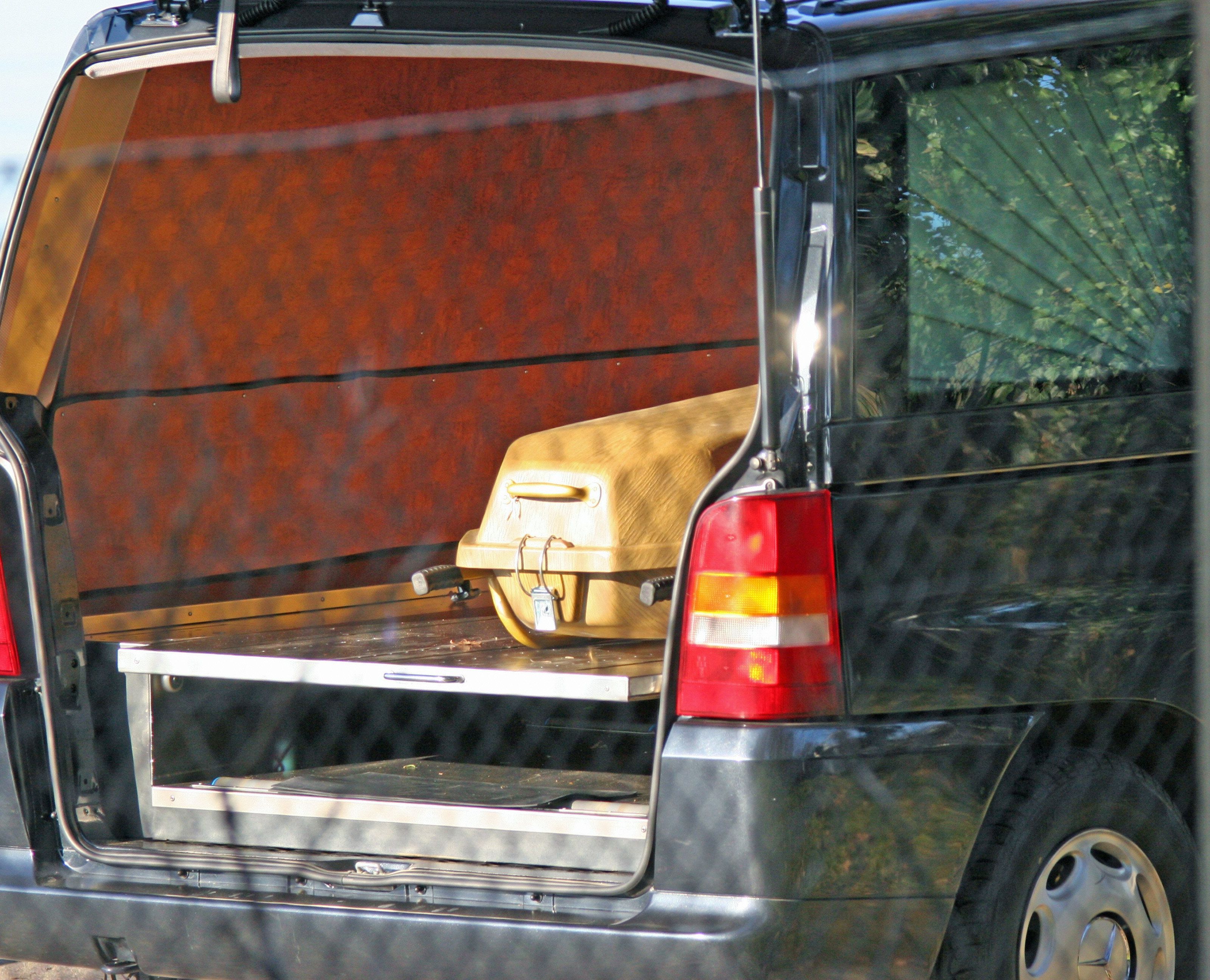 In München vermisst und gefunden: ein polnischer Leichenwagen mit einer toten Frau an Bord. In München vermisst und gefunden: ein polnischer Leichenwagen mit einer toten Frau an Bord.