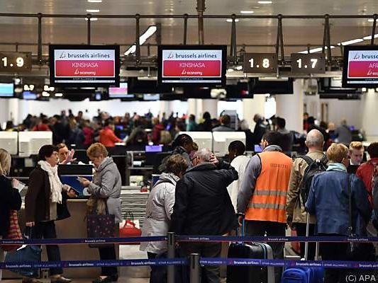 Viele Menschen versäumten ihren Flieger Viele Menschen versäumten ihren Flieger
