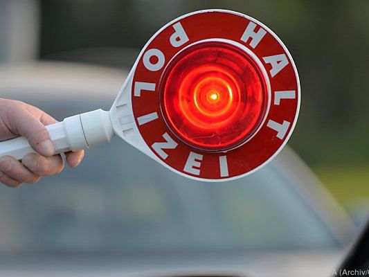 Zwei Lenker stiegen bei der Kontrolle aufs Gas statt auf die Bremse Zwei Lenker stiegen bei der Kontrolle aufs Gas statt auf die Bremse