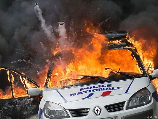 Gegendemonstranten zündeten ein Polizeiauto an Gegendemonstranten zündeten ein Polizeiauto an