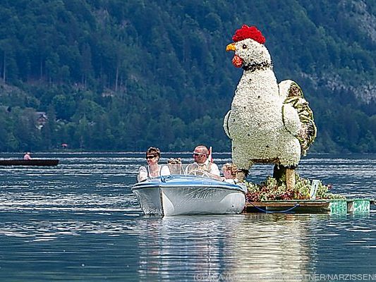 Schwimmende Figuren beim Bootskorso