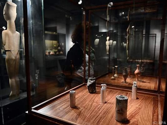 Das Werk "Tränenflasche/Tränengaskanister" von Ai Weiwei Das Werk "Tränenflasche/Tränengaskanister" von Ai Weiwei