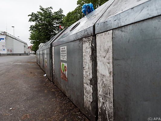 Leichenfund in einem Altpapiercontainer