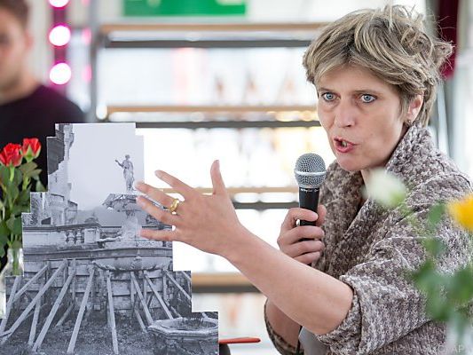 Kuratorin Britta Peters informiert über Konzepte und Ideen Kuratorin Britta Peters informiert über Konzepte und Ideen