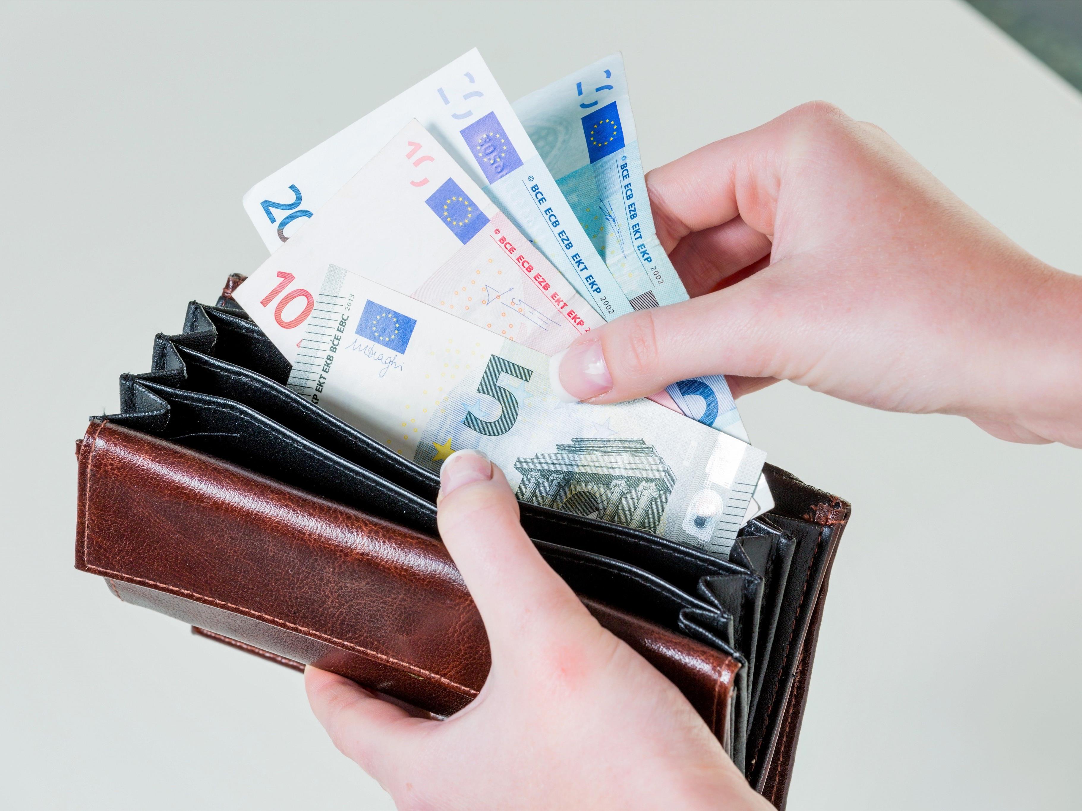 Ein Unbekannter stiehlt in der Stadt Salzburg einem Pensionisten Bargeld. (Symbolbild)